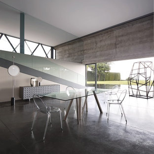 ダブリンの中サイズのコンテンポラリースタイルのLDKの画像 (グレーの壁)