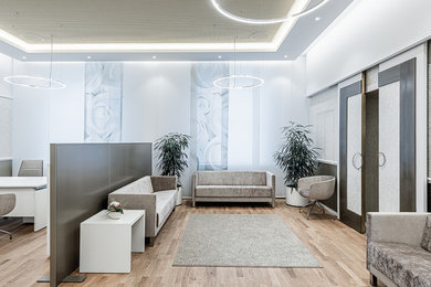 Großes Modernes Arbeitszimmer mit weißer Wandfarbe, braunem Holzboden, freistehendem Schreibtisch, braunem Boden und Tapetenwänden in Dresden