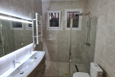 Exemple d'une salle d'eau moderne de taille moyenne avec meuble double vasque et meuble-lavabo suspendu.