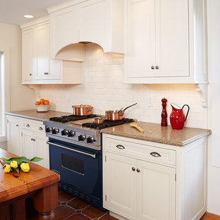 Неиссякаемый источник вдохновения для домашнего уюта: маленькая кухня в классическом стиле с фасадами с декоративным кантом, белыми фасадами, столешницей из гранита, белым фартуком, фартуком из плитки кабанчик, полом из терракотовой плитки, островом, коричневым полом и коричневой столешницей
