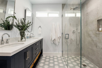 Example of a minimalist bathroom design in Los Angeles