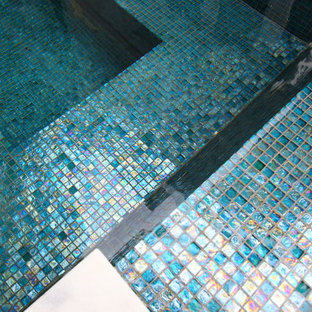 Großes Modernes Sportbecken hinter dem Haus in L-Form mit Wasserspiel und Betonplatten in New York