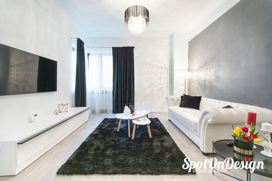 Idee per un piccolo soggiorno eclettico chiuso con sala formale, pareti bianche, parquet chiaro e TV a parete