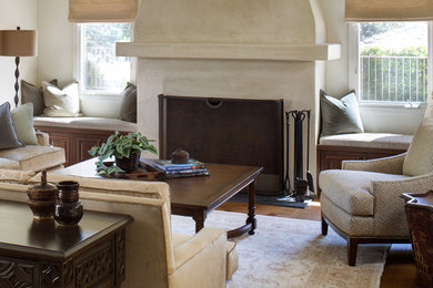 Cette image montre un grand salon traditionnel ouvert avec une salle de réception, un mur blanc, parquet clair, une cheminée standard, un manteau de cheminée en plâtre et un sol marron.
