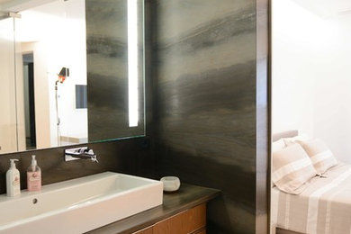 Example of a trendy bathroom design in Milan