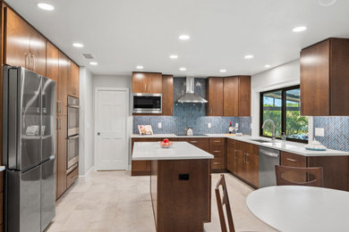 Kitchen - modern kitchen idea in Orlando