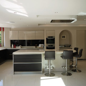 Dark Oak & Gloss Ivory handle-less Kitchen