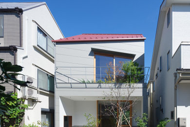 Свежая идея для дизайна: трехэтажный, серый частный загородный дом среднего размера в стиле модернизм с комбинированной облицовкой, двускатной крышей, металлической крышей и красной крышей - отличное фото интерьера
