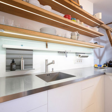 Küchenrenovierung: Offene Holzregale statt geschlossenem Hängeschrank