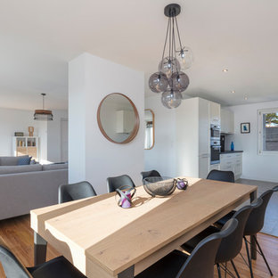 ブレストの中サイズのビーチスタイルのLDKの画像 (白い壁、淡色無垢フローリング、暖炉なし)