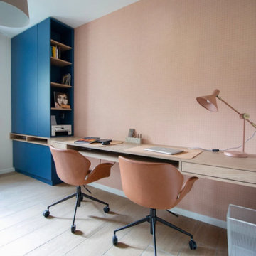 Agencement bureau sur-mesure, fauteuil en cuir et papier peint à petits carreaux