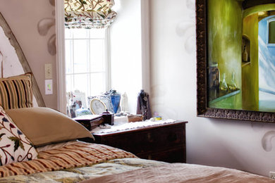 Bedroom - mid-sized traditional master carpeted bedroom idea in Toronto with beige walls