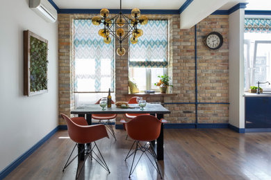 Diseño de comedor clásico renovado abierto con paredes blancas y suelo de madera en tonos medios