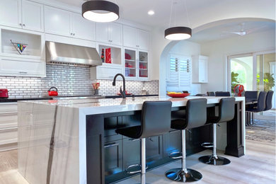 Photo of a modern kitchen in Orange County.