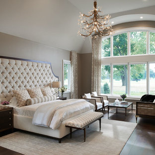 Idéer för mycket stora funkis huvudsovrum, med beige väggar, mörkt trägolv, en dubbelsidig öppen spis, en spiselkrans i trä och brunt golv