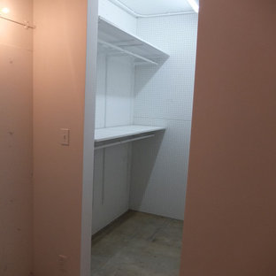 Foto på ett litet funkis walk-in-closet för könsneutrala, med betonggolv
