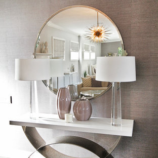 ロサンゼルスのトランジショナルスタイルのおしゃれな玄関ロビー (紫の壁、濃色無垢フローリング、白いドア) の写真