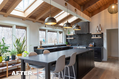 Example of a minimalist kitchen design in Chicago