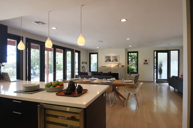 Inspiration for a mid-century modern dining room remodel in Los Angeles