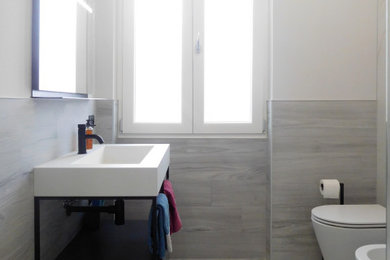 Immagine di un bagno di servizio moderno