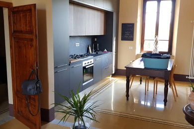 Ispirazione per una cucina chic con pavimento in marmo