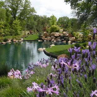 Großer Stilmix Garten im Sommer, hinter dem Haus mit Teich, direkter Sonneneinstrahlung und Natursteinplatten in Sacramento