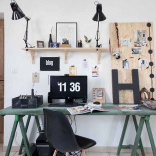 Idée de décoration pour un petit bureau design avec un mur blanc.