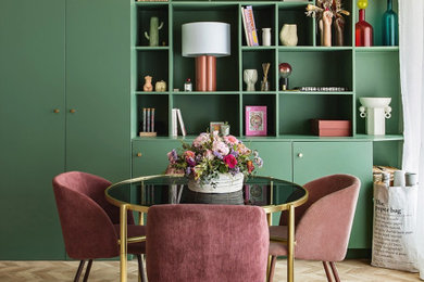 Aménagement d'une salle à manger ouverte sur le salon contemporaine de taille moyenne avec un mur vert, parquet clair, aucune cheminée, un sol beige, du papier peint et éclairage.