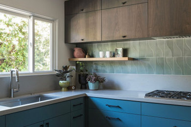 Example of a minimalist kitchen design in San Francisco