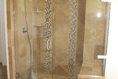 Modelo de cuarto de baño principal grande con bañera encastrada, ducha esquinera, baldosas y/o azulejos blancos y paredes blancas