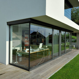 シュトゥットガルトの中サイズのモダンスタイルのおしゃれな横庭のデッキの写真