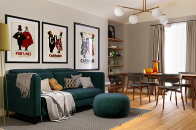 Immagine di una sala da pranzo aperta verso il soggiorno moderna di medie dimensioni con pareti beige, parquet chiaro, pavimento beige e soffitto a volta