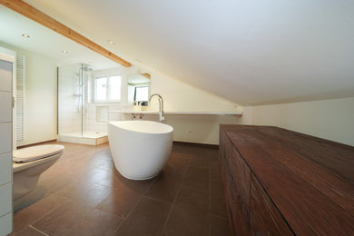 Großes Modernes Badezimmer En Suite in Sonstige