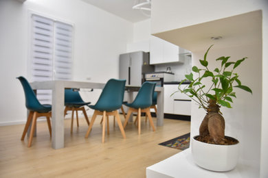 Ispirazione per una sala da pranzo aperta verso la cucina moderna con pareti bianche e pavimento in gres porcellanato
