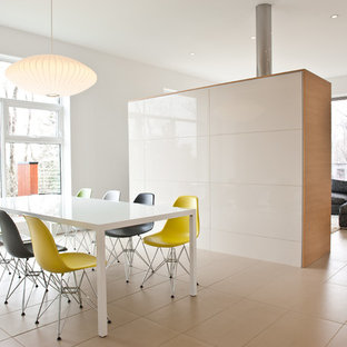 オタワのモダンスタイルのLDKの画像 (白い壁)