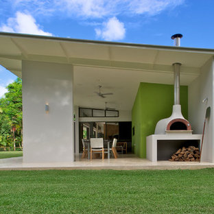 Inredning av ett modernt stort vitt betonghus, med allt i ett plan och pulpettak