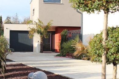 Inspiration pour une façade de maison multicolore design de taille moyenne et à un étage avec un toit plat.
