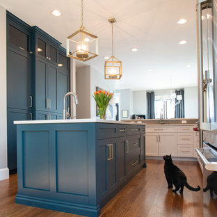 Idéer för mellanstora eklektiska vitt kök, med en undermonterad diskho, skåp i shakerstil, turkosa skåp, bänkskiva i kvarts, grått stänkskydd, stänkskydd i keramik, rostfria vitvaror, ljust trägolv, en köksö och brunt golv