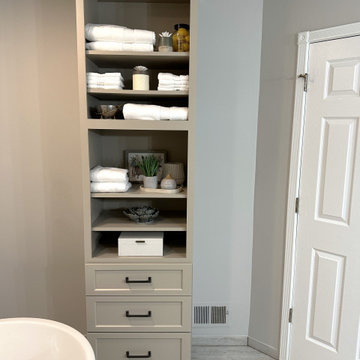 Starmark Maple Cosmopolitan Primary Bath in Stone