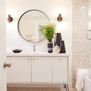 Ispirazione per una stanza da bagno minimalista con ante lisce, ante bianche, piastrelle multicolore, pareti bianche e lavabo sottopiano
