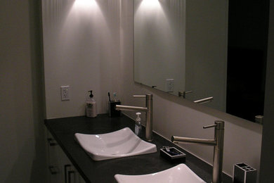 Bathroom - contemporary bathroom idea in Phoenix