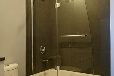 Example of a minimalist bathroom design in Cincinnati