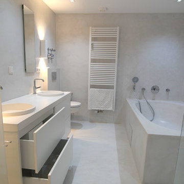 Große Badewanne in weißem Badezimmer