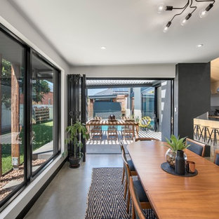 アデレードの中サイズのコンテンポラリースタイルのLDKの画像 (白い壁、コンクリートの床、グレーの床)