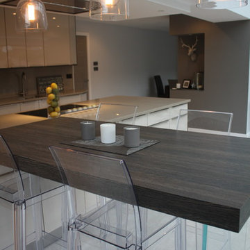 Gloss Cashmere & Dark Wenge with signiture floating table