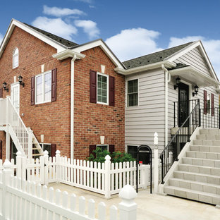 東京23区のヴィクトリアン調のおしゃれな家の外観 (茶色い外壁、戸建) の写真