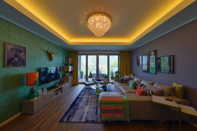 Großes, Repräsentatives, Offenes Modernes Wohnzimmer mit grüner Wandfarbe, Laminat, TV-Wand, braunem Boden, eingelassener Decke und Tapetenwänden in Berlin
