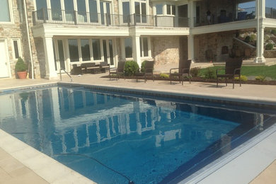 他の地域にあるおしゃれなプールの写真