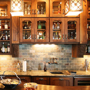 シャーロットの大きいトラディショナルスタイルのおしゃれなホームバー (濃色無垢フローリング、スレートの床) の写真