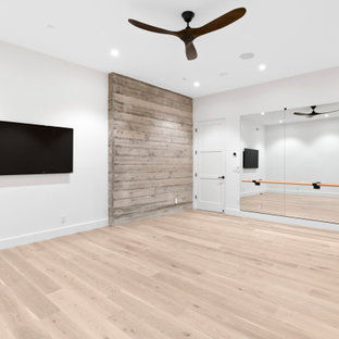 サンフランシスコの大きいモダンスタイルのおしゃれなヨガスタジオ (白い壁、淡色無垢フローリング、茶色い床) の写真